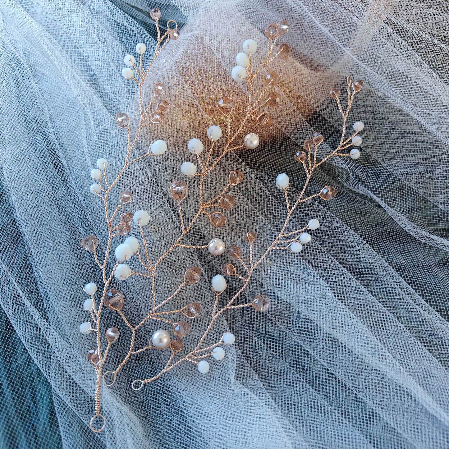 Tocado Pili Trío | Guías Flexibles Doradas Con Cristales y Aretes a Juego