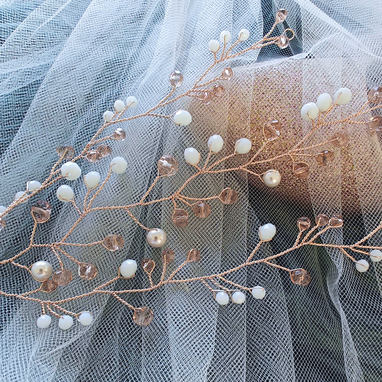 Tocado Pili Trío | Guías Flexibles Doradas Con Cristales y Aretes a Juego