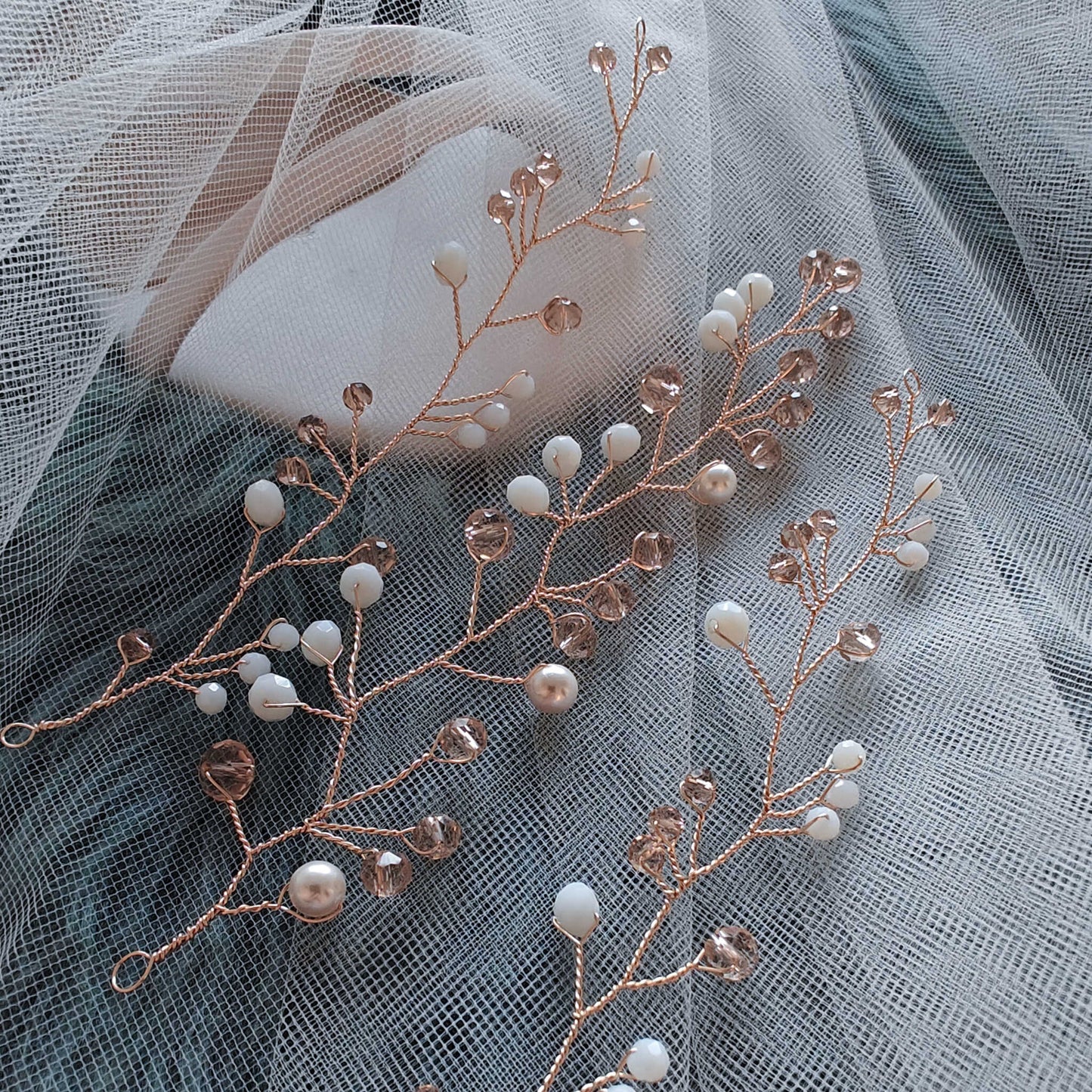 Tocado Pili Trío | Guías Flexibles Doradas Con Cristales y Aretes a Juego