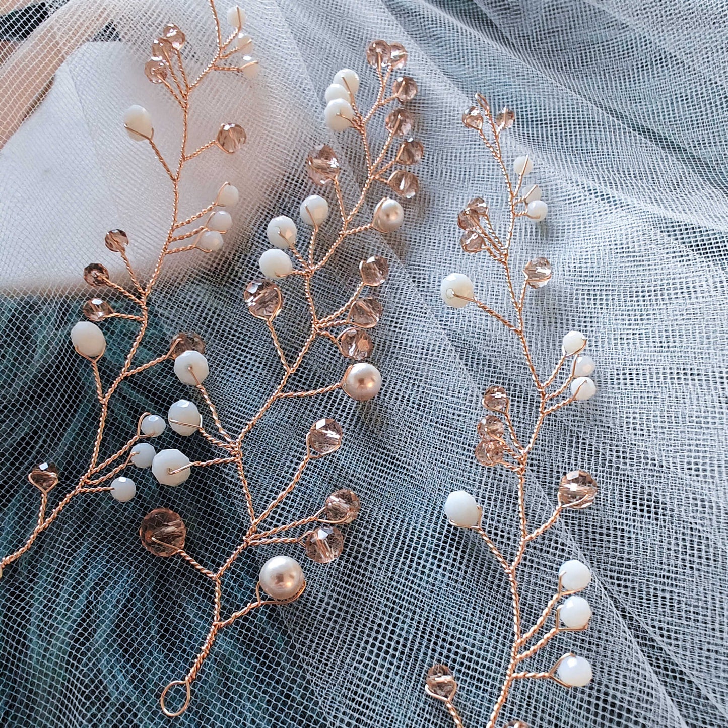 Tocado Pili Trío | Guías Flexibles Doradas Con Cristales y Aretes a Juego