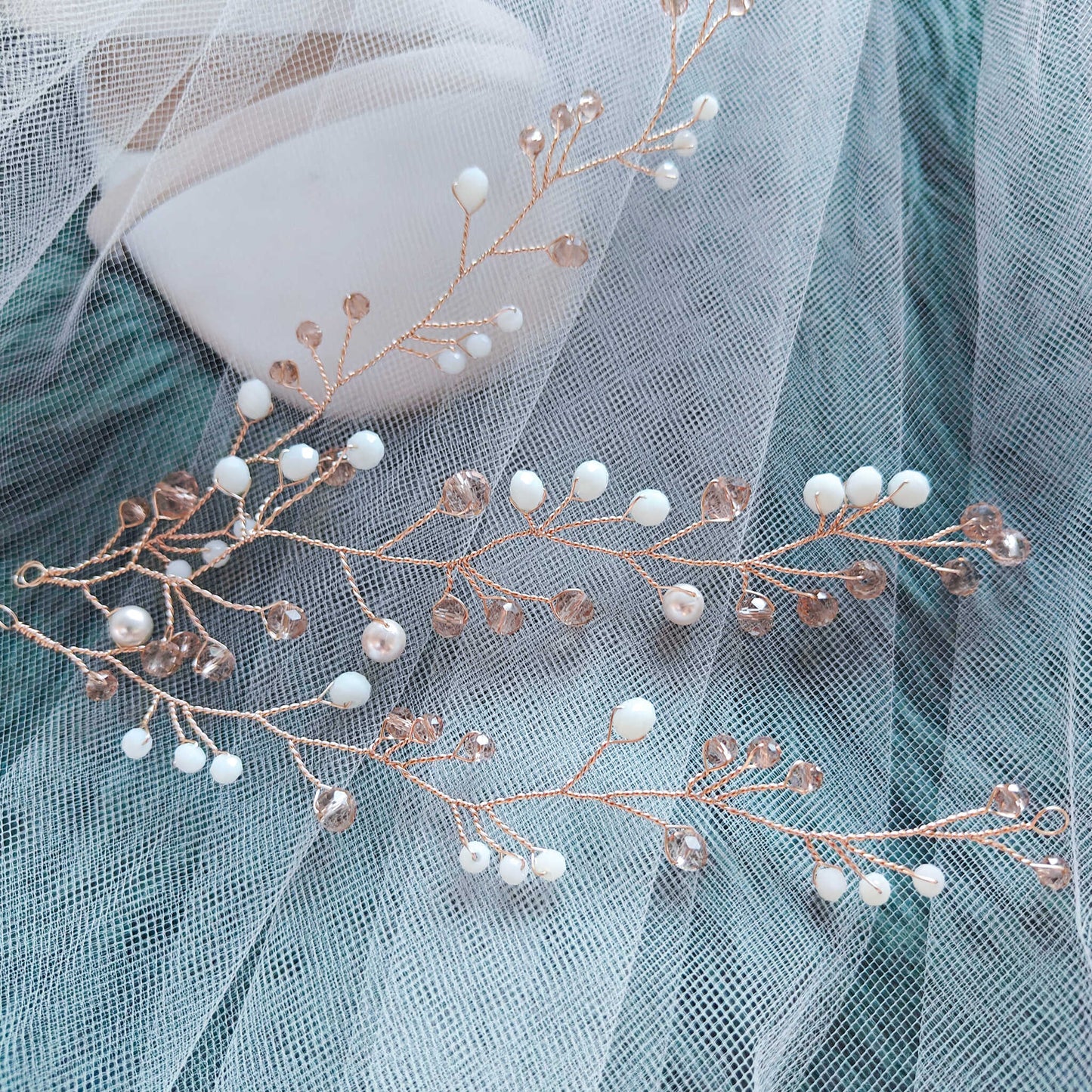 Tocado Pili Trío | Guías Flexibles Doradas Con Cristales y Aretes a Juego