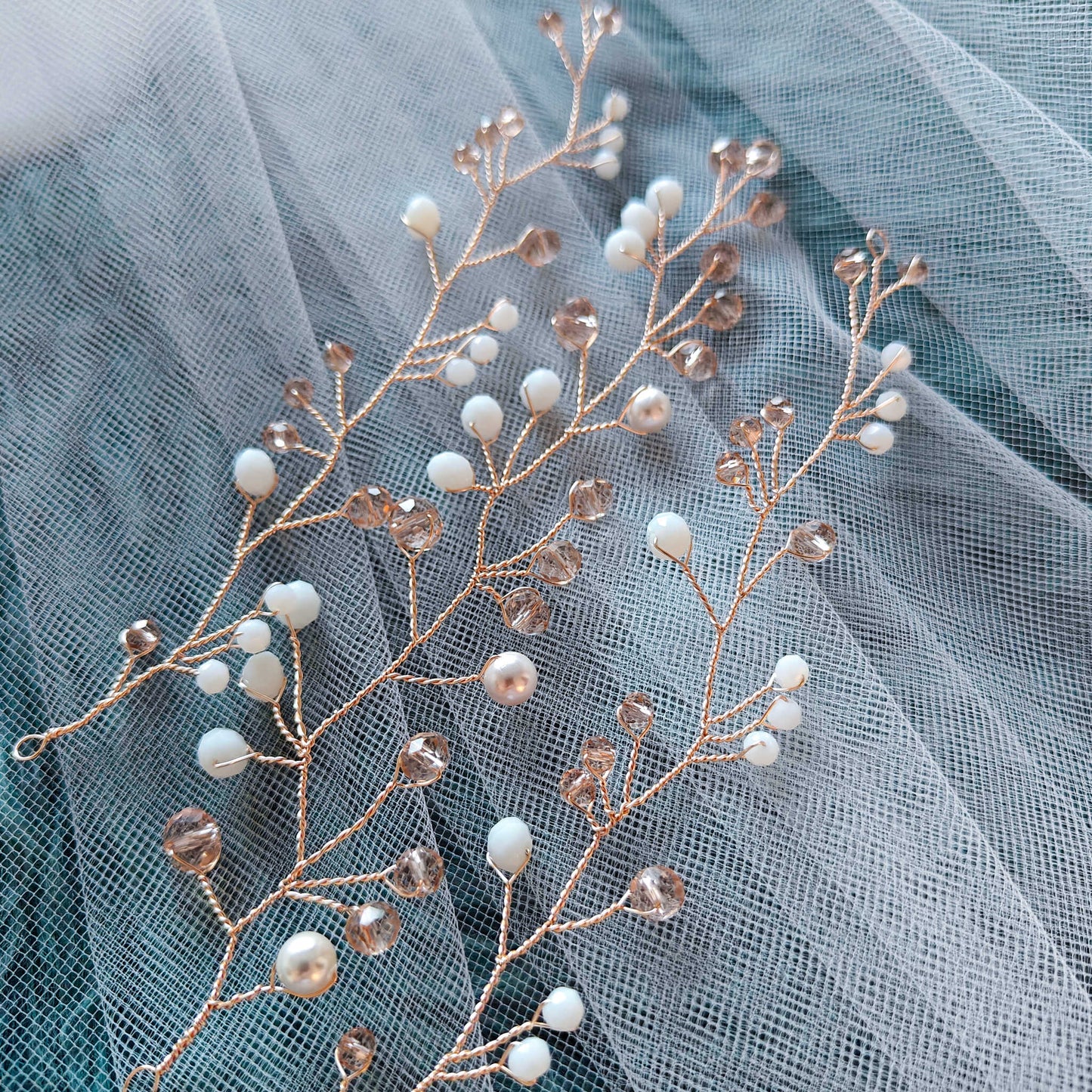 Tocado Pili Trío | Guías Flexibles Doradas Con Cristales y Aretes a Juego